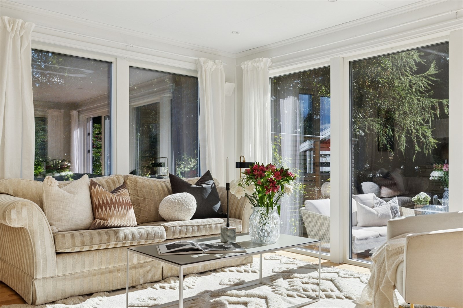 Selv med gjennomgående store vindusflater, er du godt skjermet for innsyn i boligen. Galleribilde