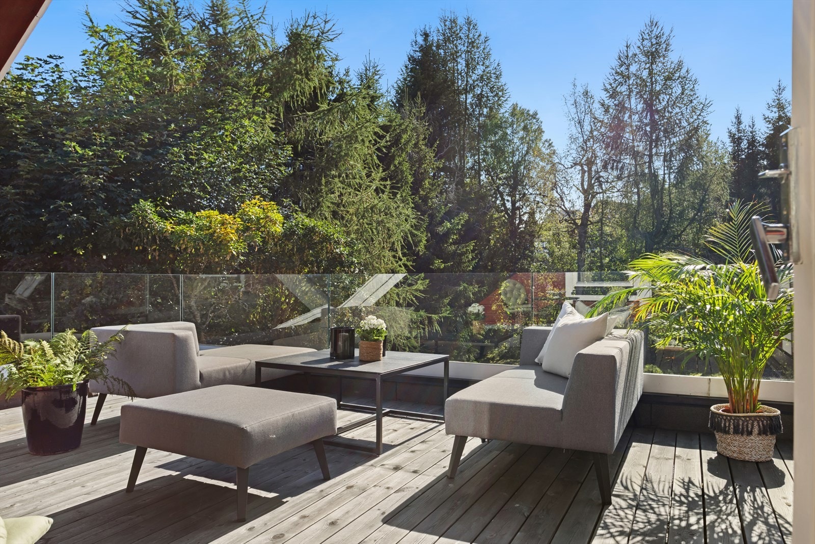 Takterrassen er på ca. 22kvm og har adkomst fra soverommet i 2. etasje. Galleribilde