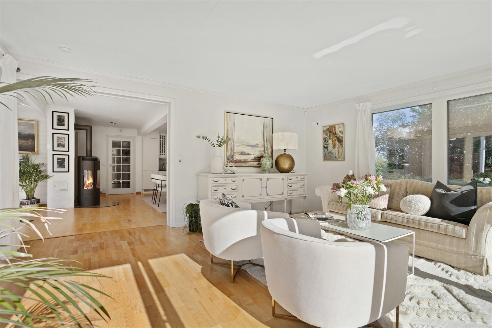 Boligens planløsning gir en naturlig inndeling i ulike soner i stuen. Galleribilde