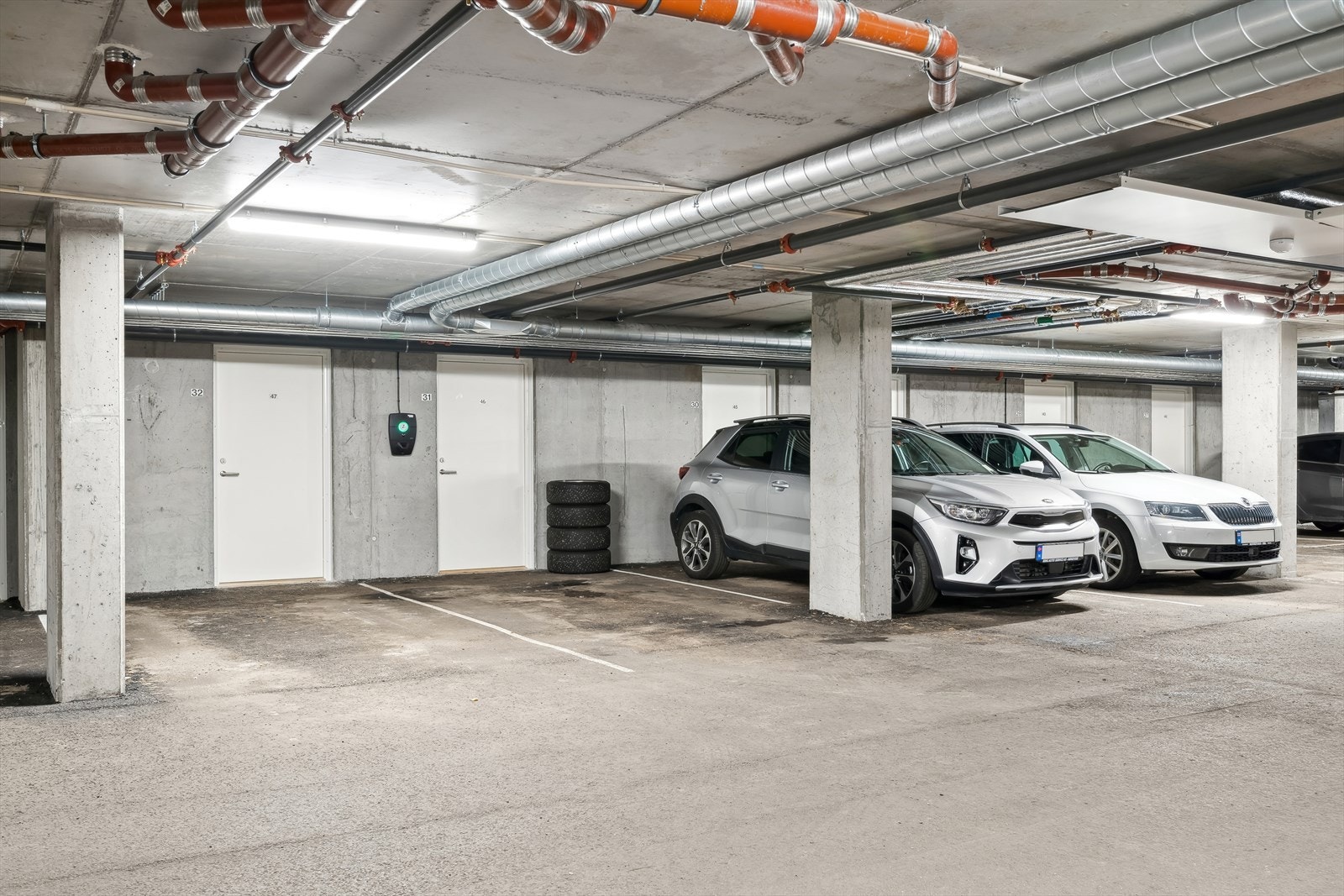 - Leiligheten disponerer i tillegg denne parkeringsplassen (31) og boden i bakkant(46) - Galleribilde