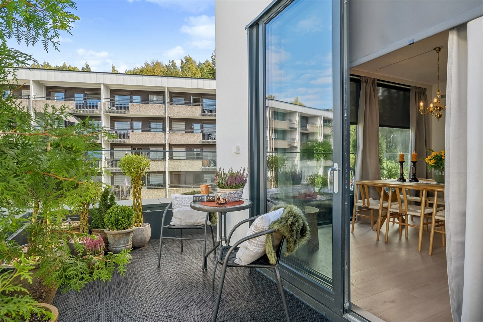 - Nåværende eier har valgt å gå for en godt beplantet balkong for å bringe det grønne og frodige opp til toppetasjen - Galleribilde