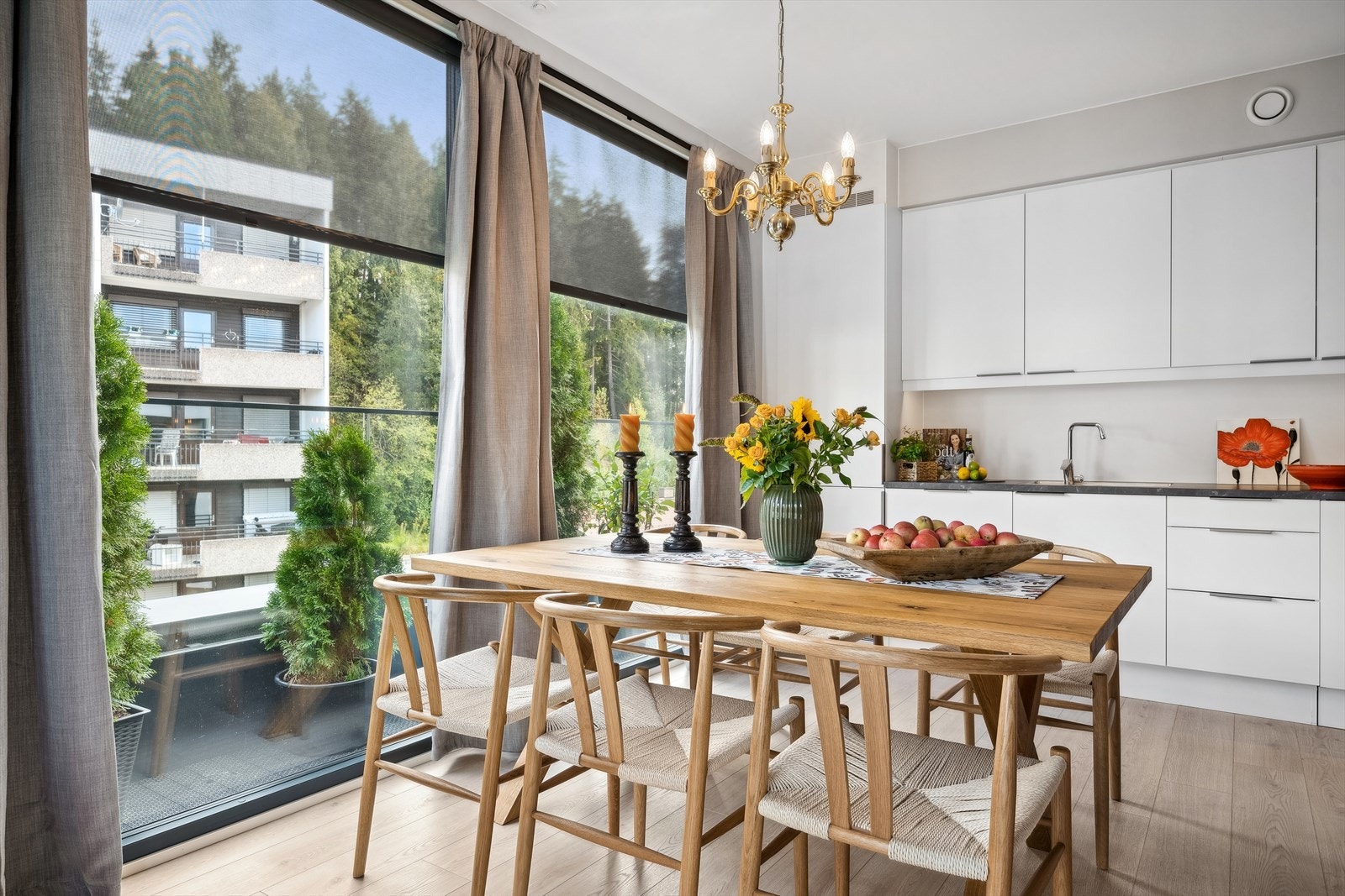 - Rommet gir en naturlig plassering for spiseplassen - Galleribilde