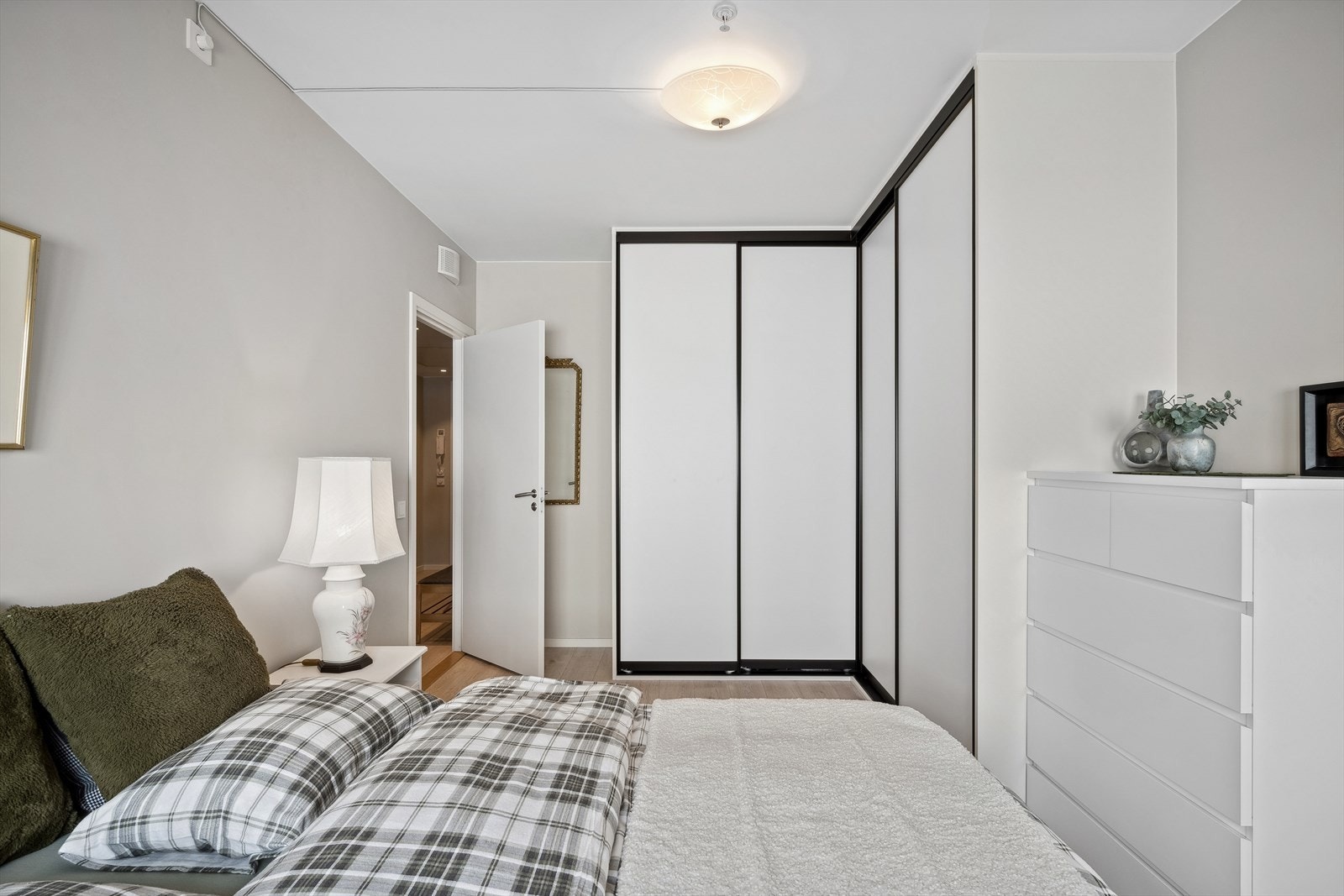 - Hovedsoverommet er innredet med en romslig garderobeløsning for oppbevaring - Galleribilde