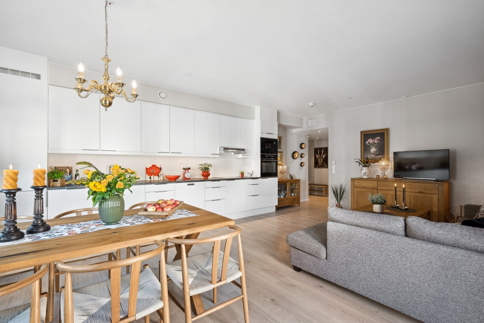 - Gjennomført leilighet med lyse gulv og glatte overflater - Galleribilde