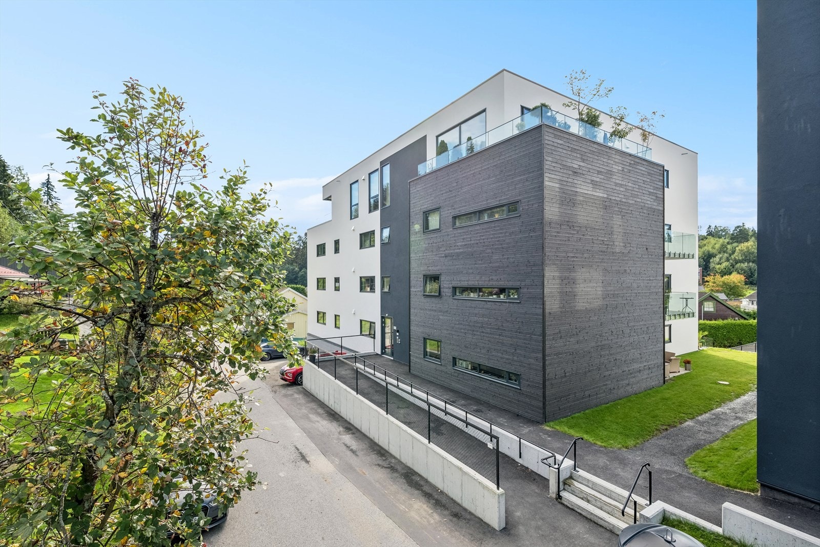 - Fra inngangsdøren er det bare en kort spasertur ned til Kiwi og andre mindre forretninger - Galleribilde