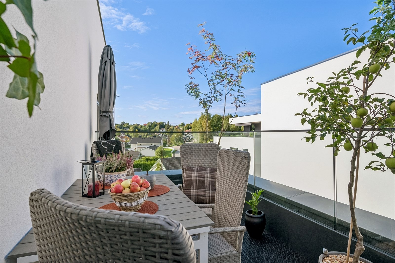 - Boligen har en luftig balkong med flott utsyn utover Haldenjordet - Galleribilde