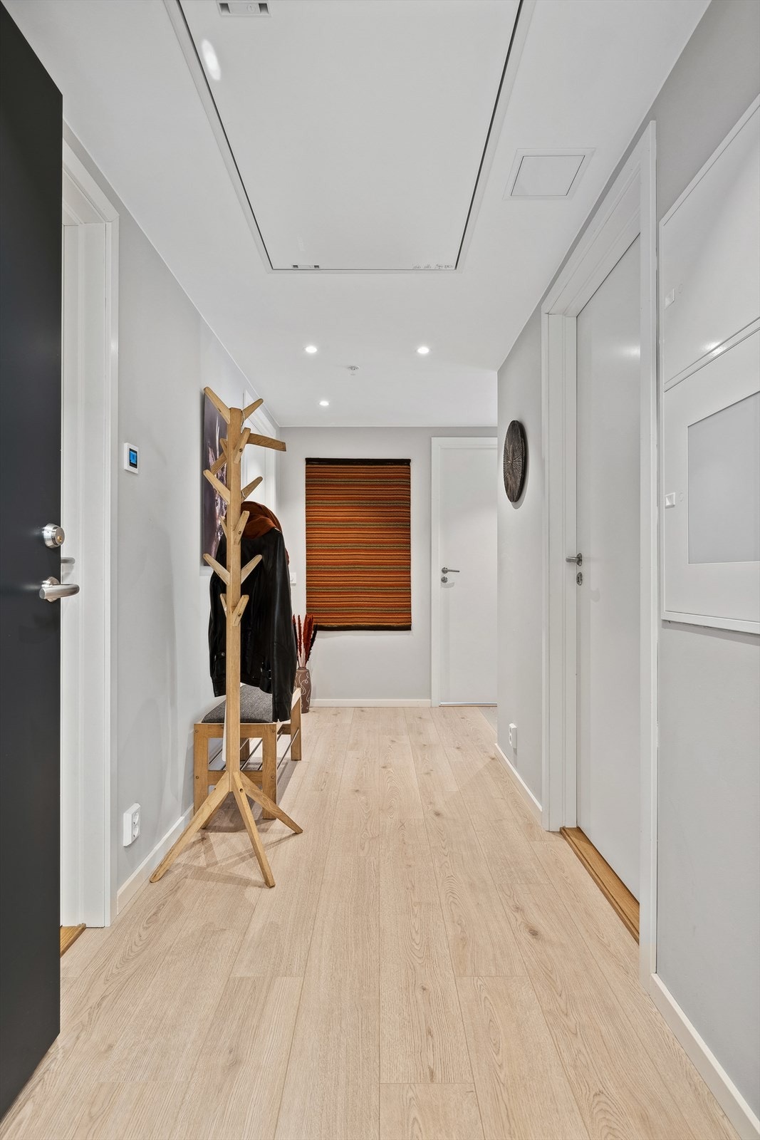 - I gangen har man tilgang til ventilasjonssystemet og vannfordelingsskap - Galleribilde