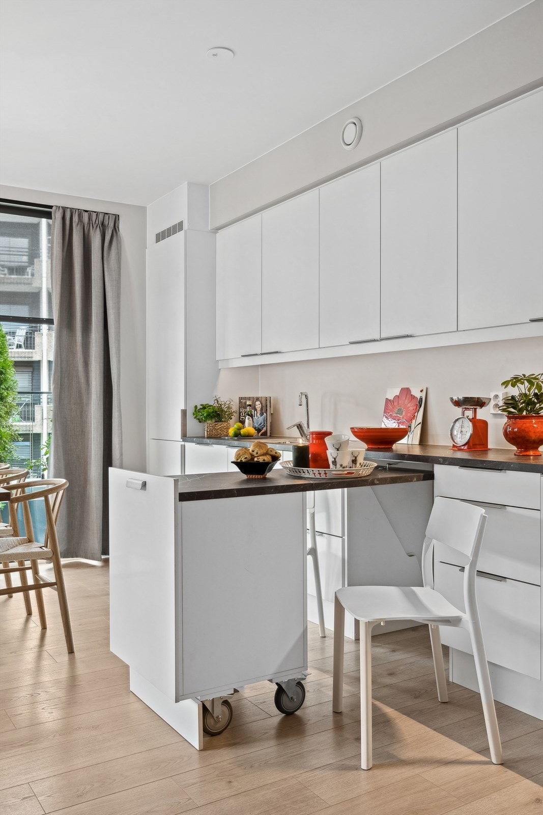 - Praktisk løsning som egner seg godt som et eget serveringssted eller bare som ekstra benkeplass - Galleribilde