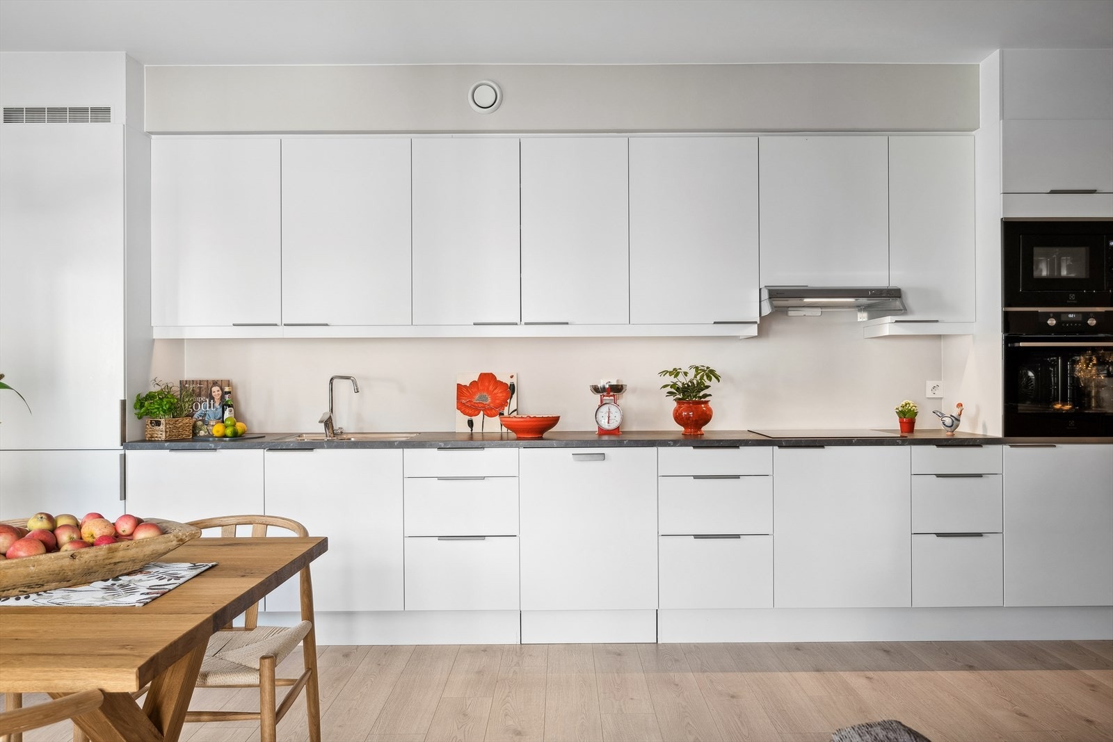 - Sigdal kjøkkeninnredning med glatte fronter og laminat benkeplate - Galleribilde