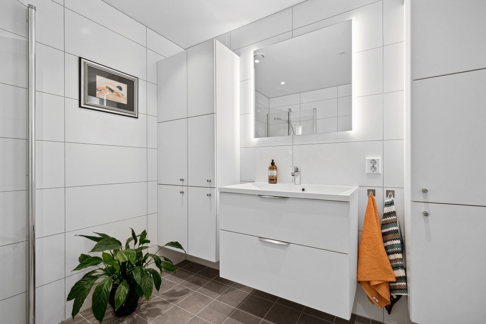 - Moderne og funksjonell innredning med rikelig oppbevaringsplass - Galleribilde