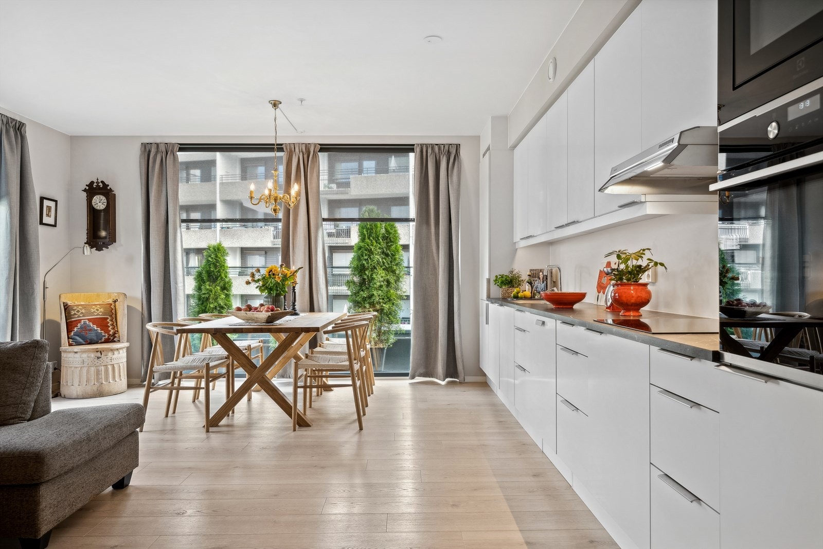 -En moderne og åpen løsning mellom stue og kjøkken - Galleribilde