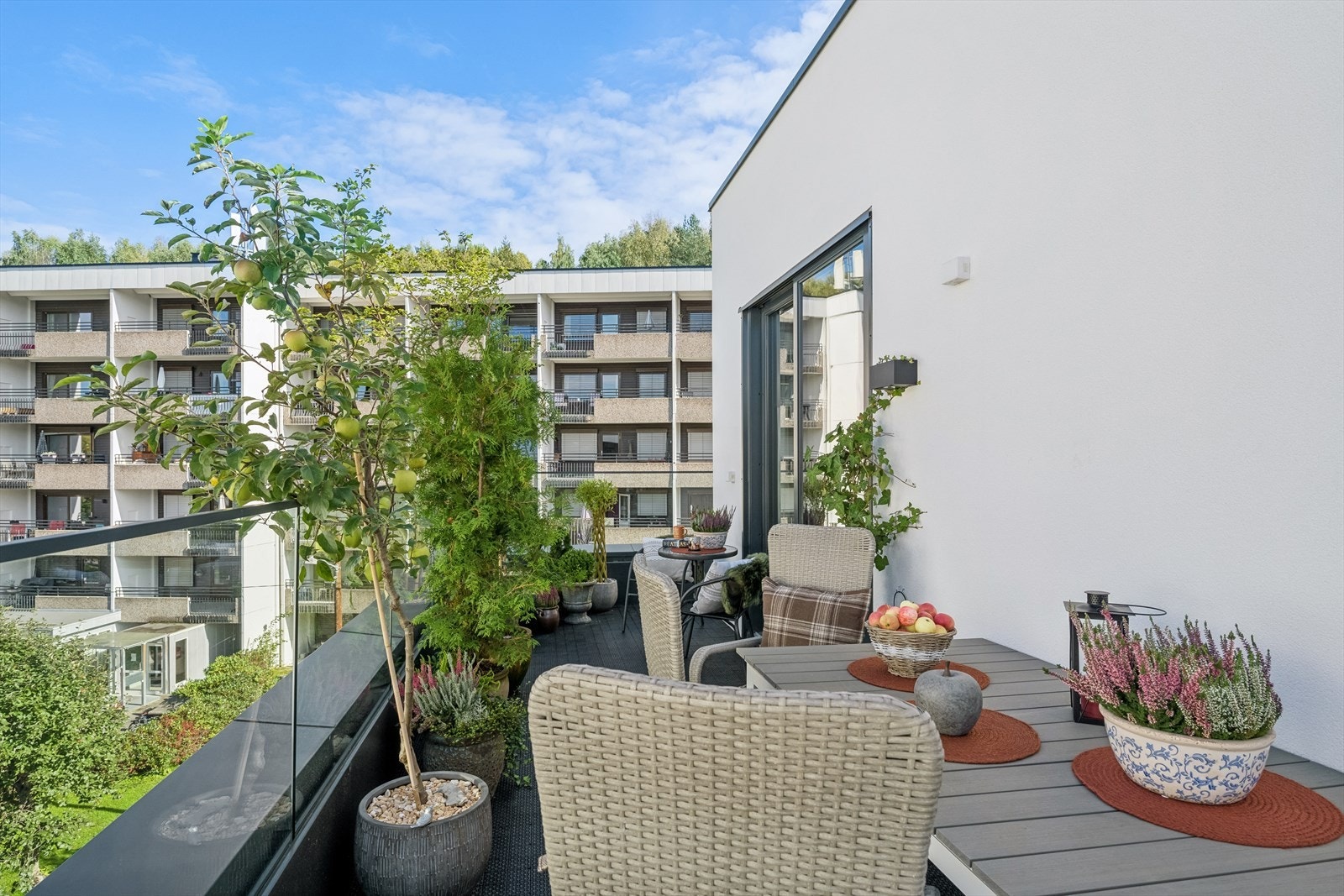 - Her er det plass til utemøbler og det en skulle trenge! Balkongen er på ca. 18m² - Galleribilde