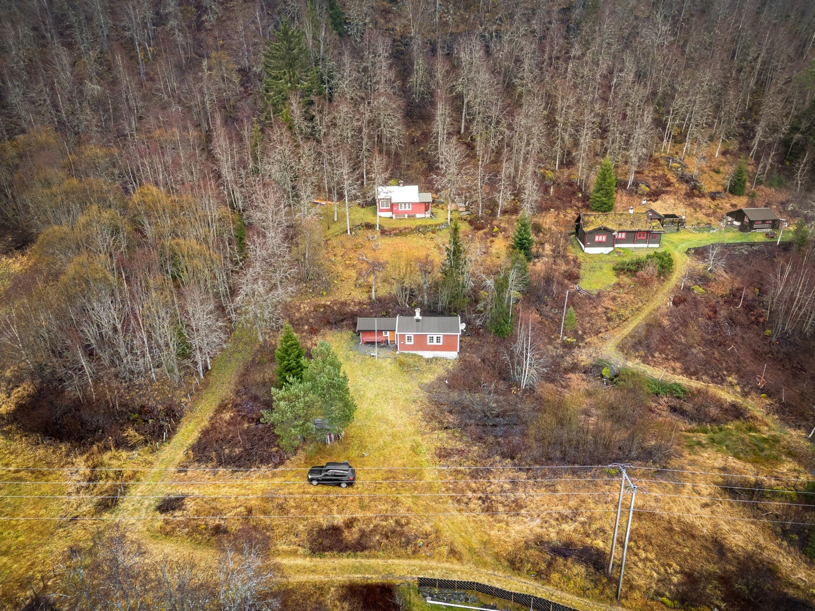 Eiendommen som selges er på over 2mål fordelt på 3 gnr/bnr. Se nærmere beskrivelse i salgsoppgave og på kart. Galleribilde