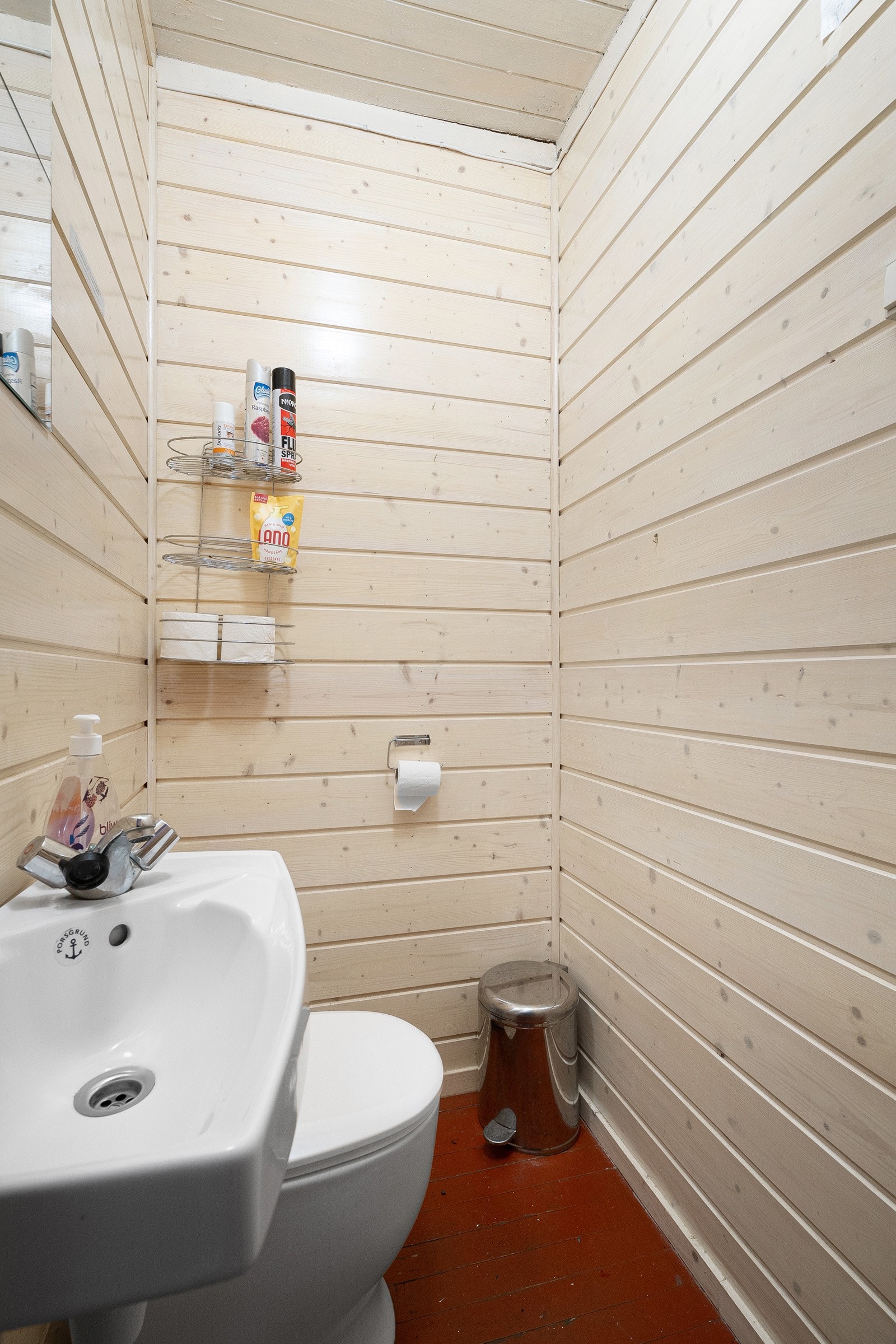 Toalettrom med snurredass og servant Galleribilde