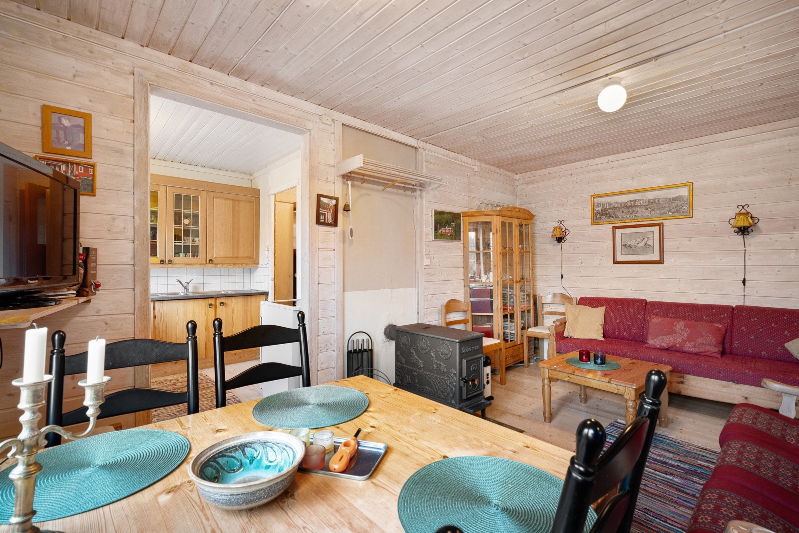 Stuen ligger vegg i vegg med kjøkkenet Galleribilde