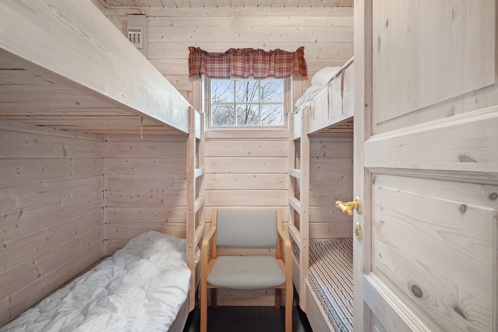 Hytten har 3 soverom og er innredet med totalt 10 sengeplasser. Merk at vindu på soverommene ikke tilfredsstiller dagens krav. Galleribilde