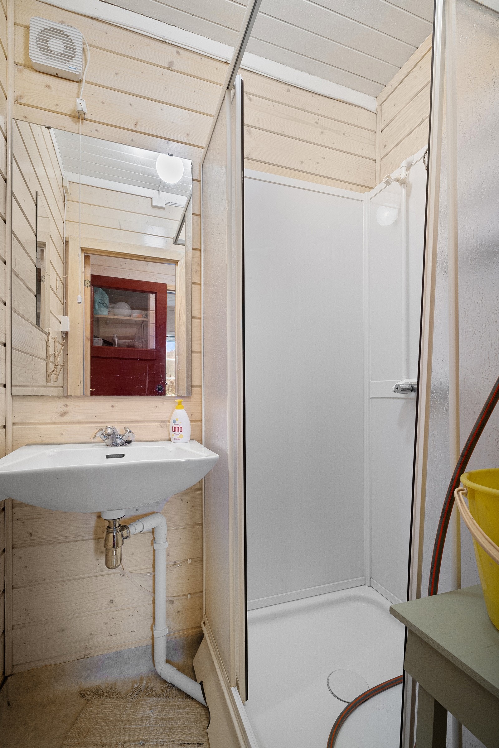 Dusjrom med servant og vvb Galleribilde