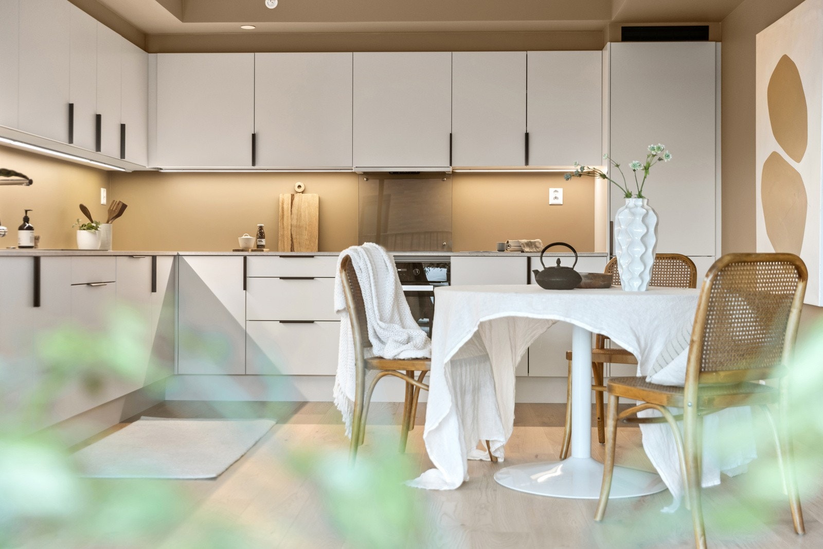 Det lekre kjøkkenet har Sigdal Uno kjøkkeninnredning med demping på skuffer og skap Galleribilde