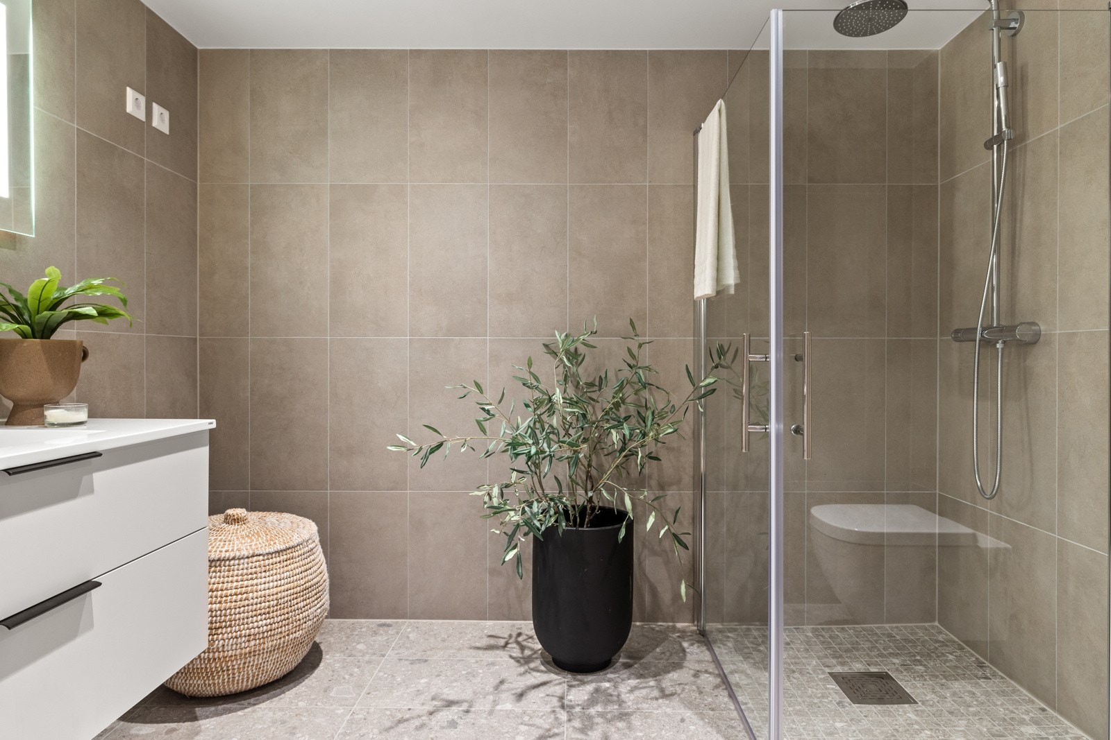 Bad har regndusj, ettgreps armatur og vegghengt toalett med soft-close sete. Galleribilde