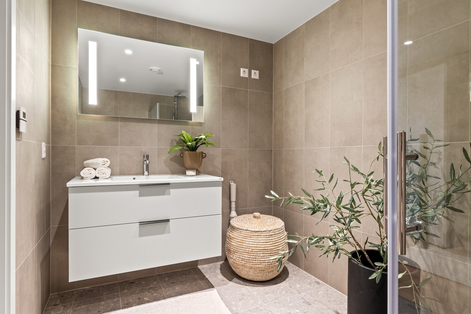 Den lekre Sigdal Lilja baderomsinnredningen har demping på skuffer Galleribilde