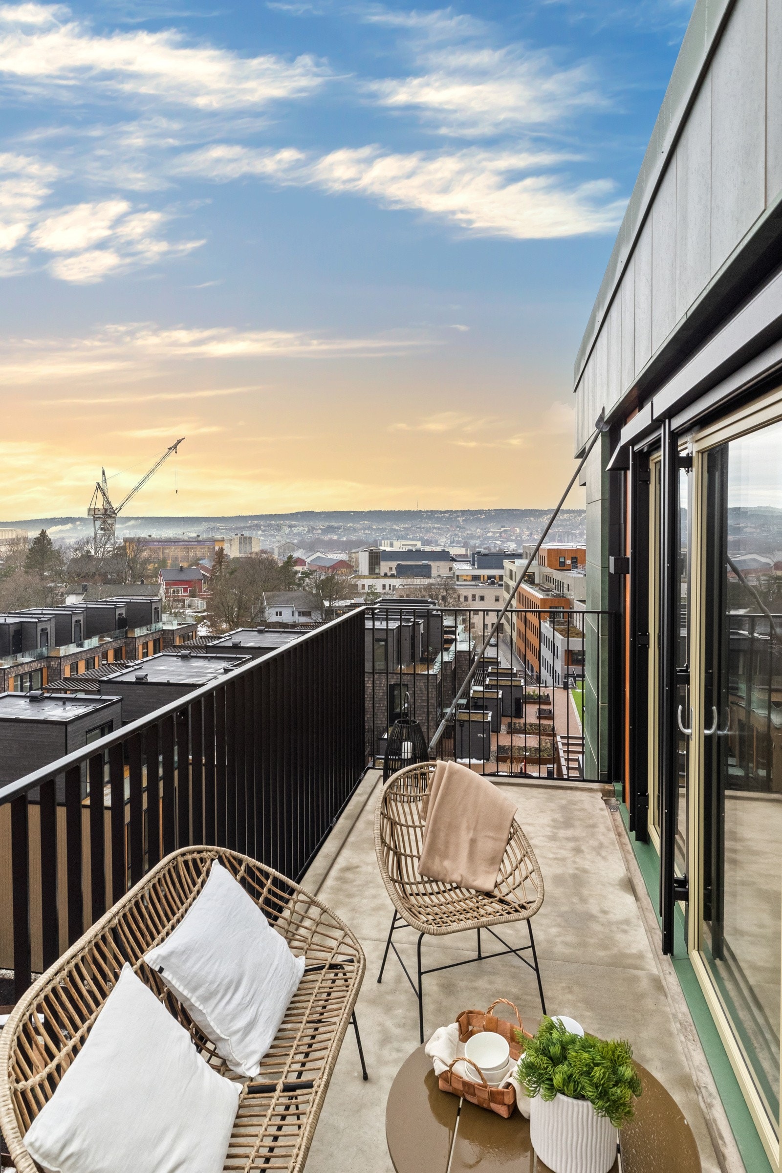 Solrikt! Her har man sol gjennom dagen og ut på kvelden. Flott utsikt mot Værstekranene og videre mot elven i det fjerne Galleribilde