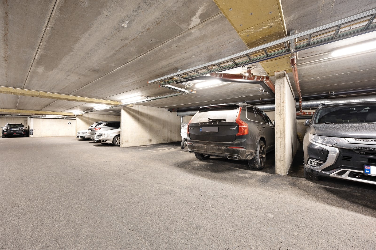 Fast plass i parkeringskjeller medfølger. Gjesteparkering 7 stk. Elbil lader kan installeres. Se https://www.jessheimhageby1.no/ Galleribilde