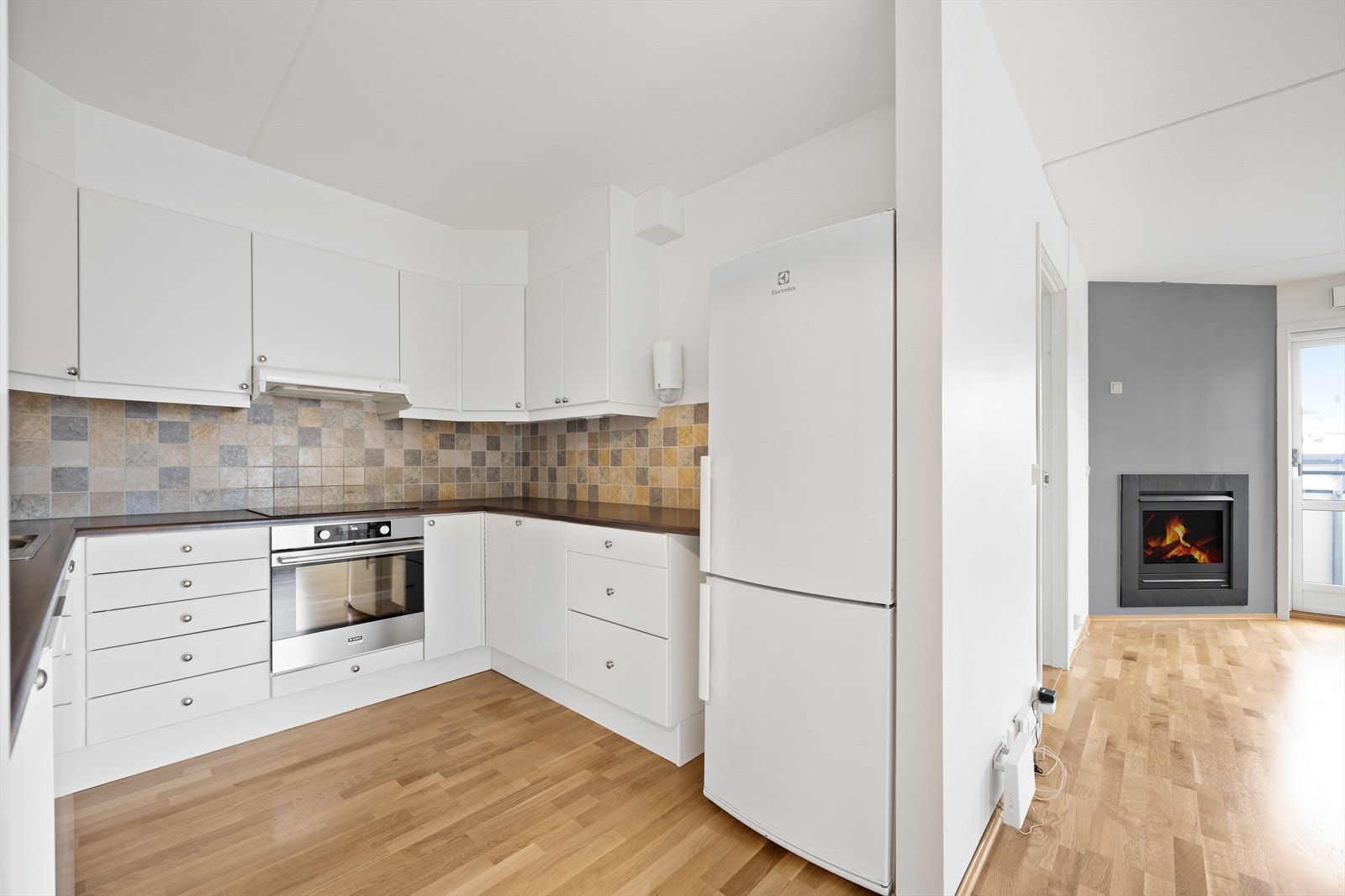 Den åpne kjøkken-/ og stueløsningen bidrar til at leiligheten føles lys og luftig. Galleribilde