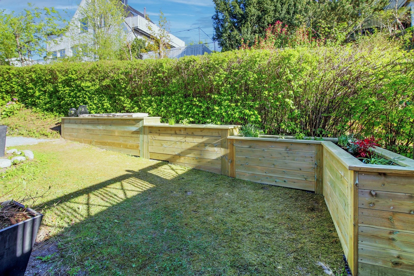 Nytt blomster/urte bedd, bygget i mai 2025 Galleribilde