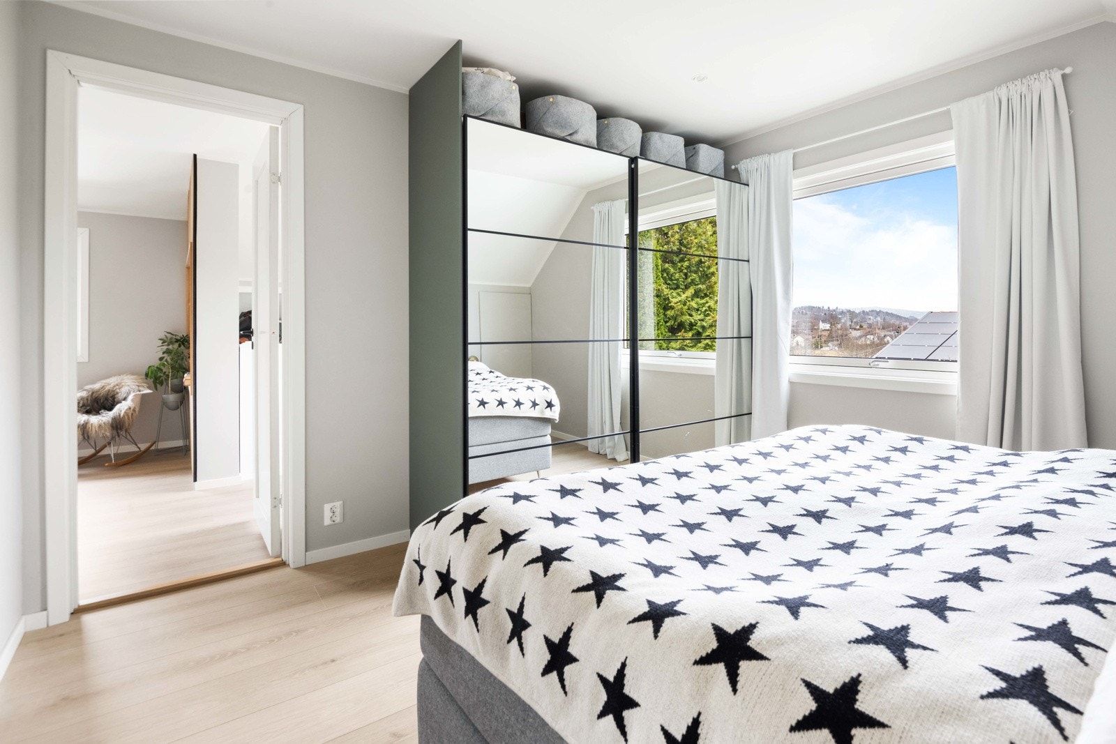 Romslig soverom med god plass til skap Galleribilde