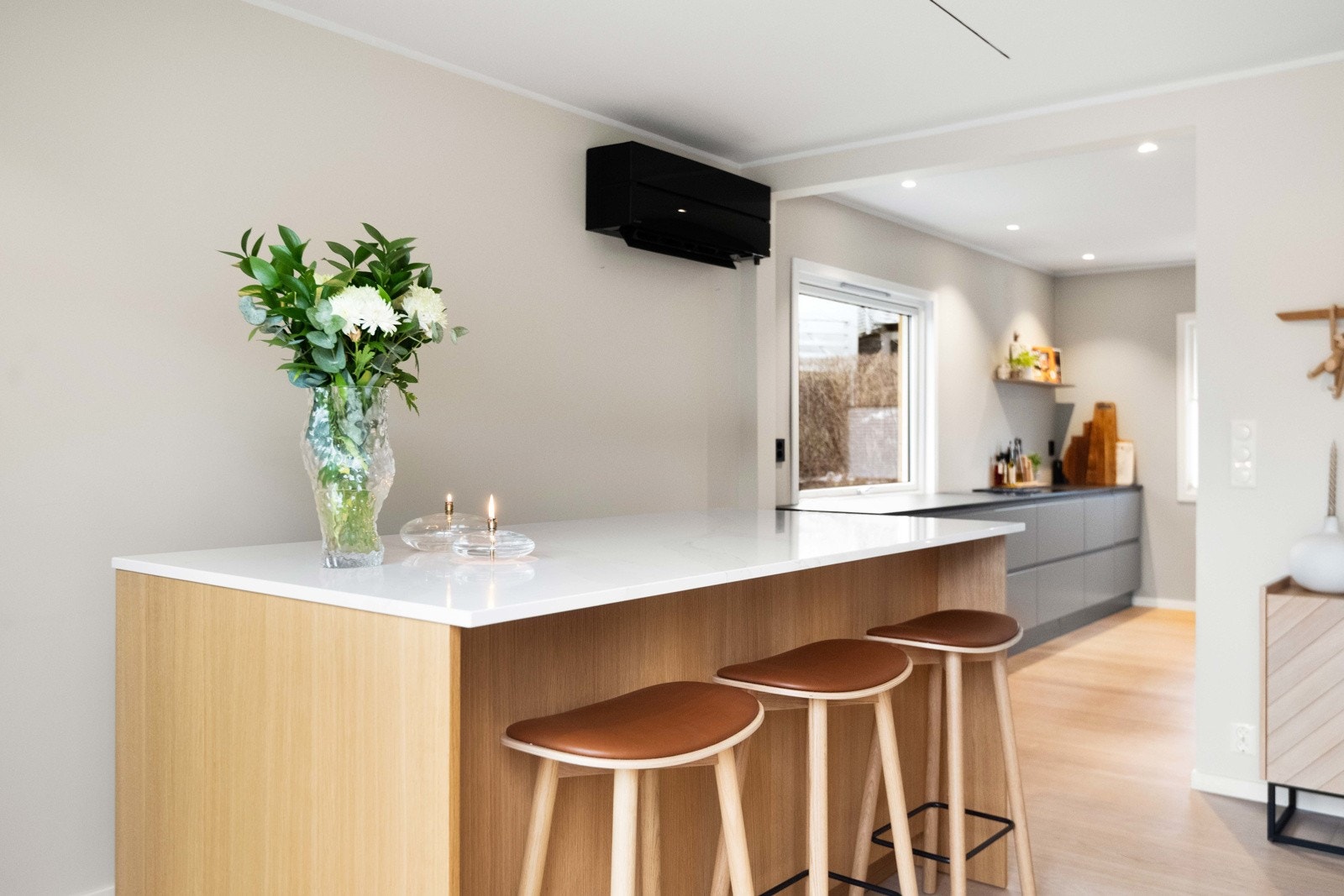 Kjøkkenøyen/bar er nærmest ny, fra 2024 Galleribilde