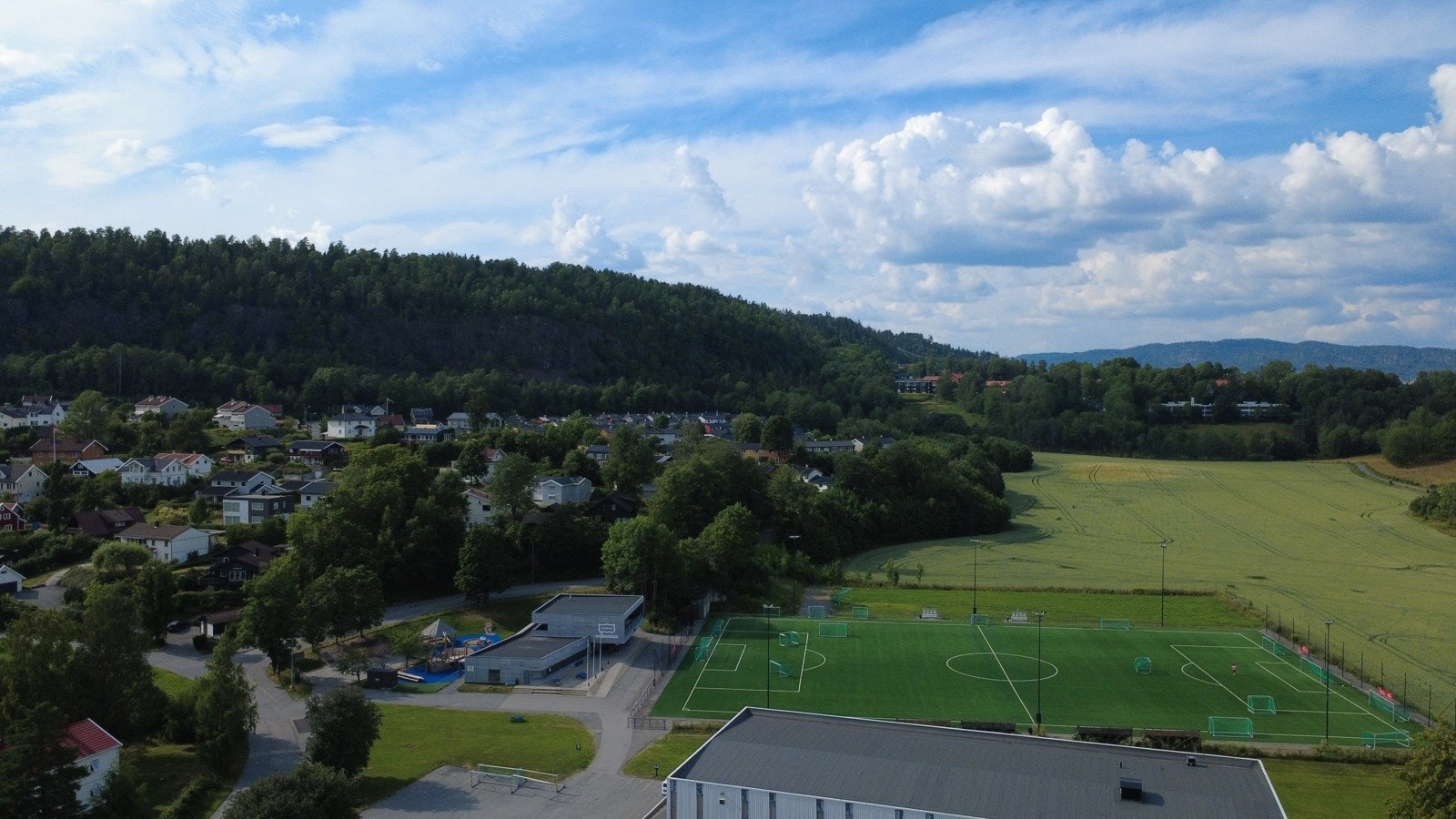 Kort vei til turstier og tanumskogen. Galleribilde