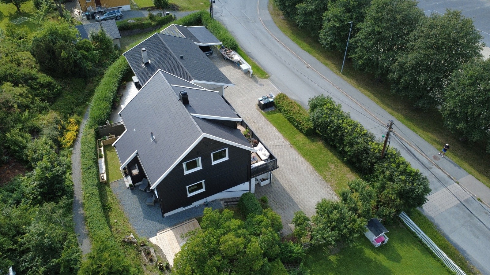 Dronebilde av platting og siden på boligen Galleribilde