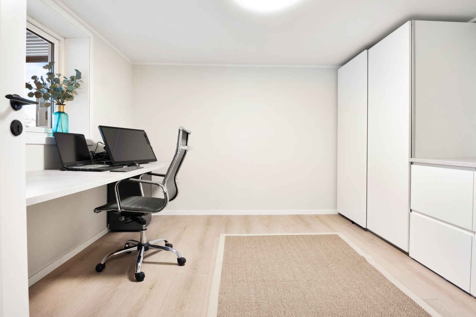 Stort og romslig med god plass til skap m.m Galleribilde