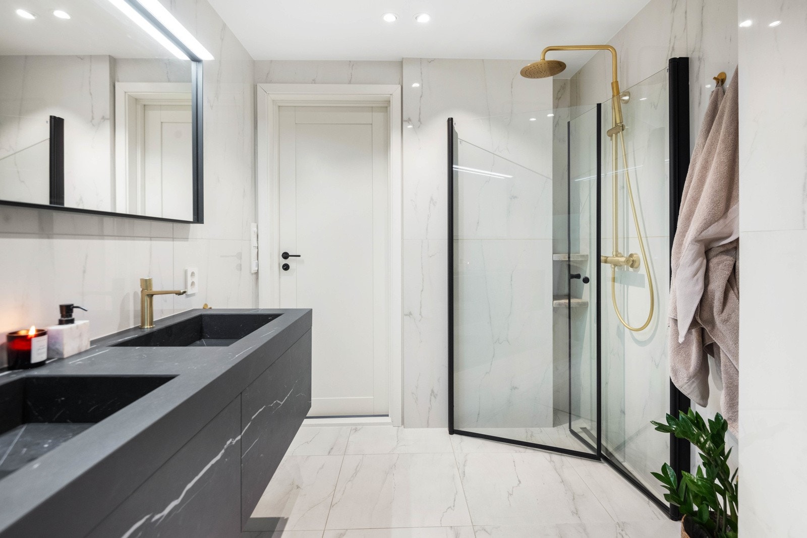 Moderne, stort og flisalgt baderom med gulvvarme Galleribilde