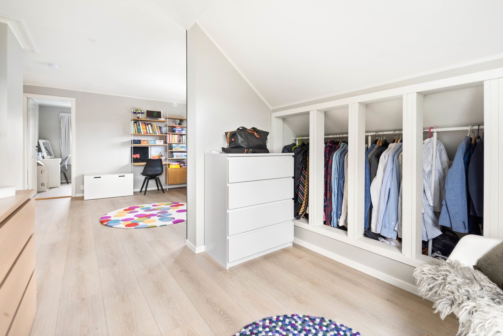 Innredet walk-in closet, som enkelt kan gjøres om til et fjerde soverom Galleribilde