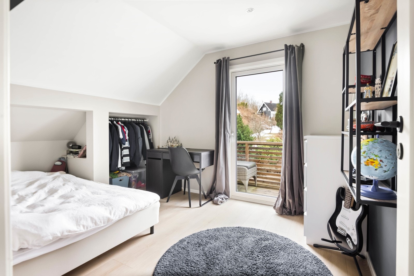 Soverom 2 med utgang til terasse Galleribilde