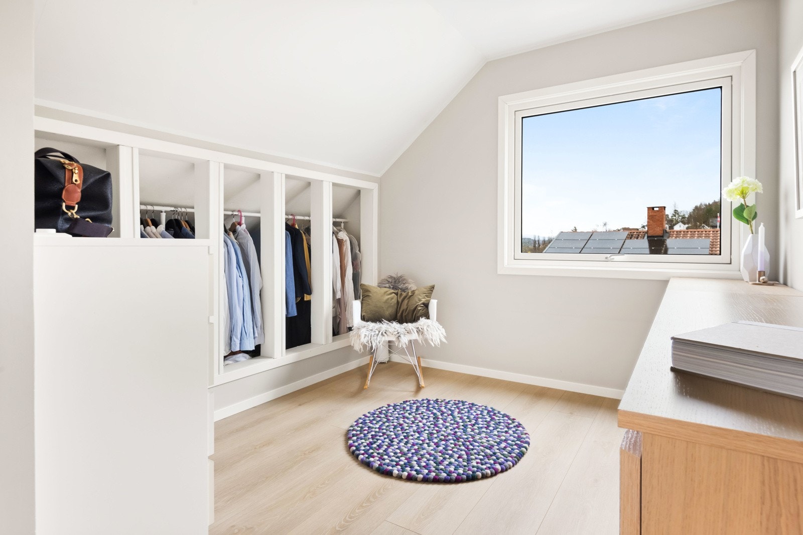 Walk- in-closet, som med enkle tiltak kan gjøres om til soverom nr. 4 i samme etasje. Galleribilde