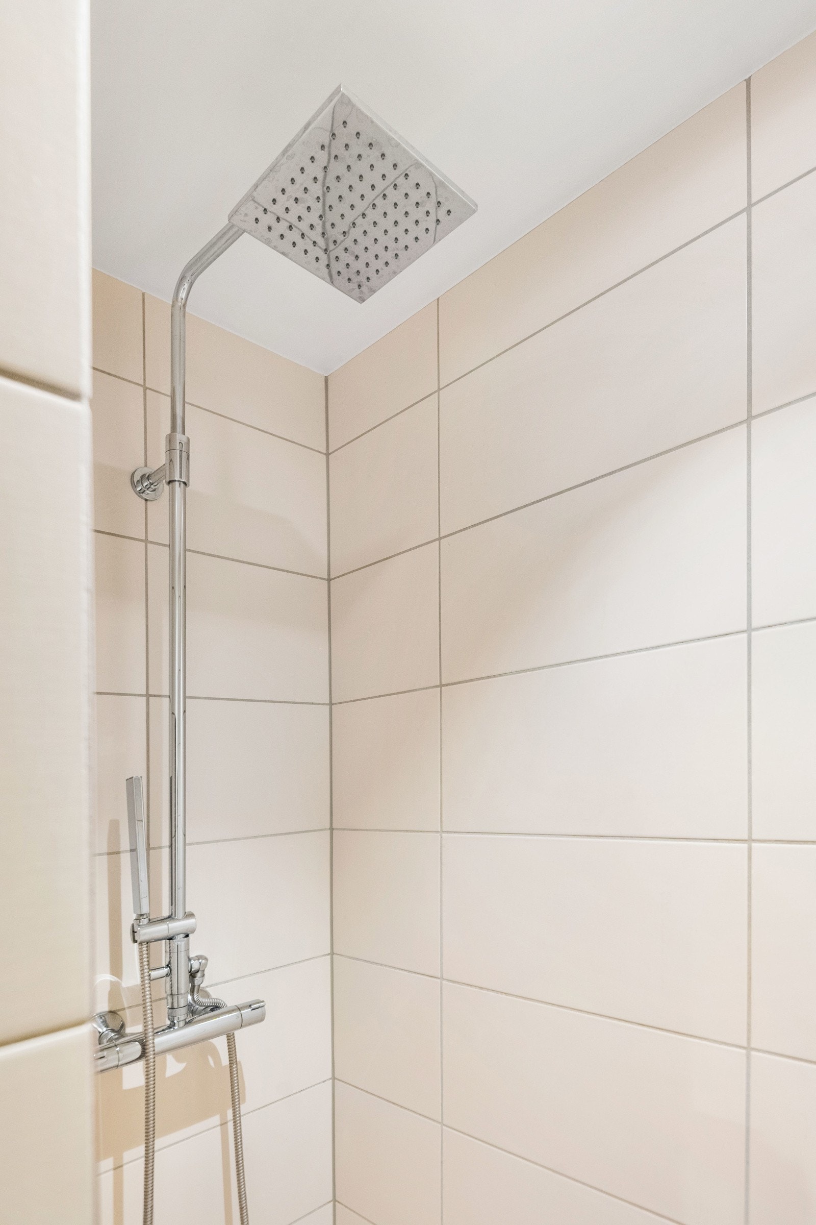 Dusjhjørne med vegghengt dusj Galleribilde