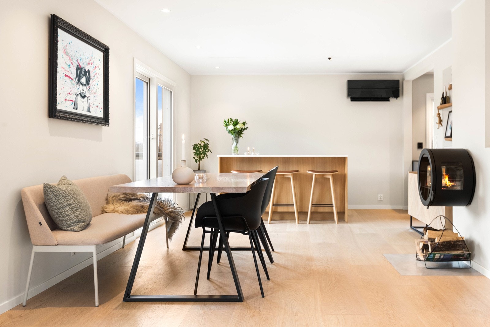 Stuen er lys og åpen med god tilgang til naturlig lys Galleribilde