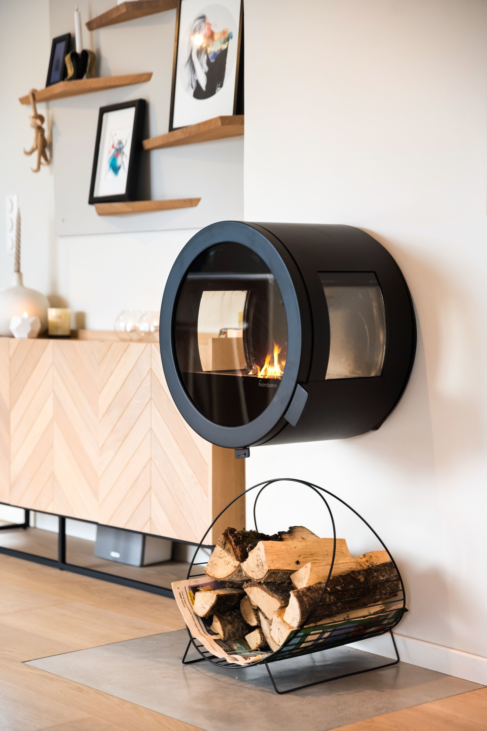 Moderne vegghengt vedovn fra 2020 Galleribilde