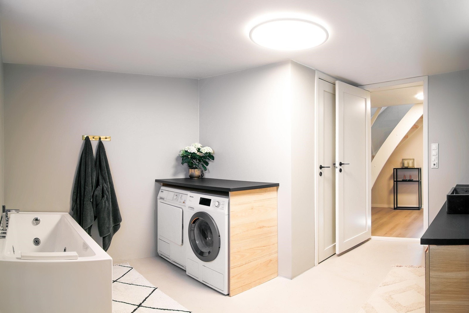 Stort baderom med moderne innredning og flotte farger Galleribilde