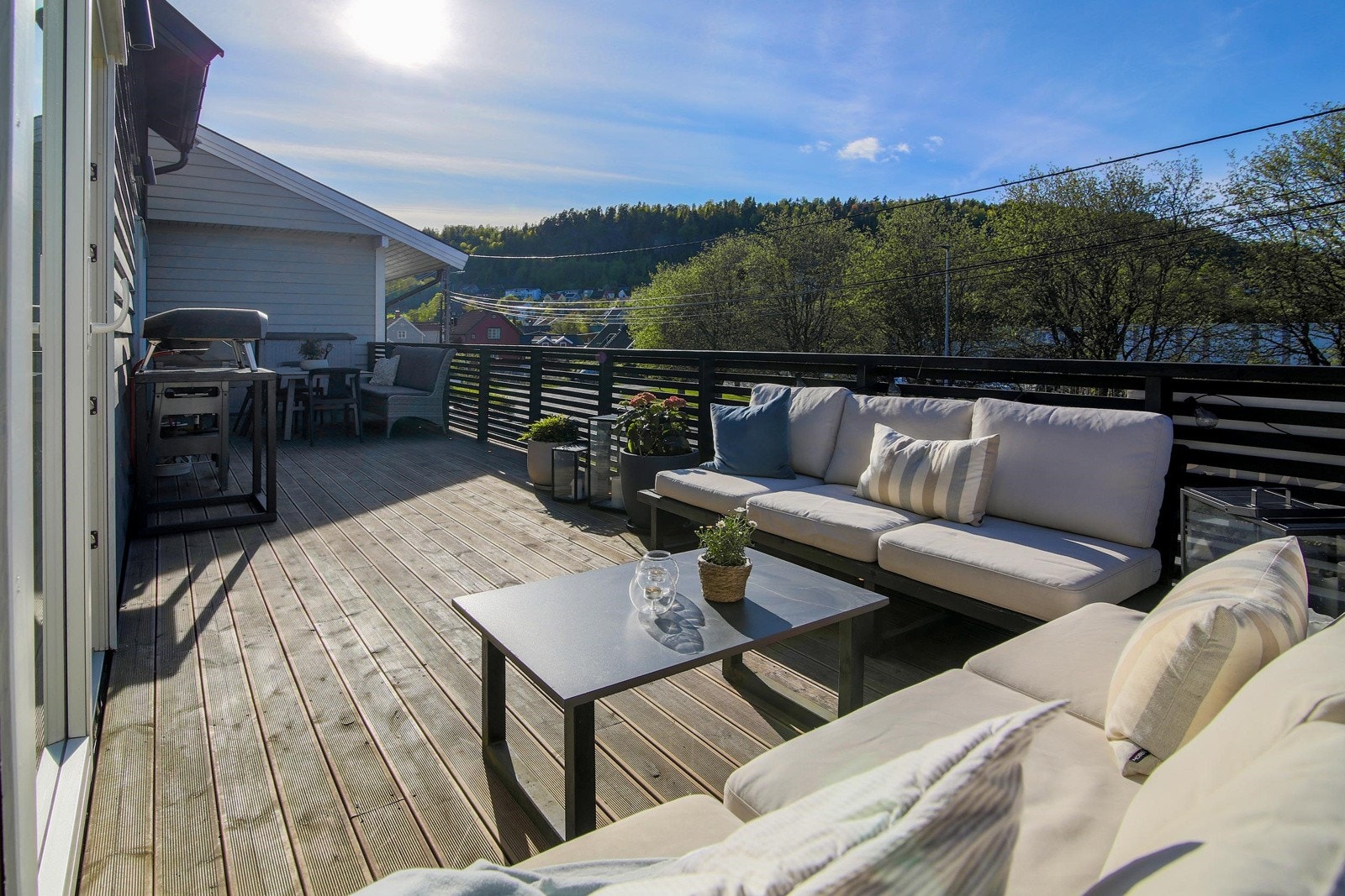 Solrik terrasse med plass til sofa og spisegruppe. Galleribilde