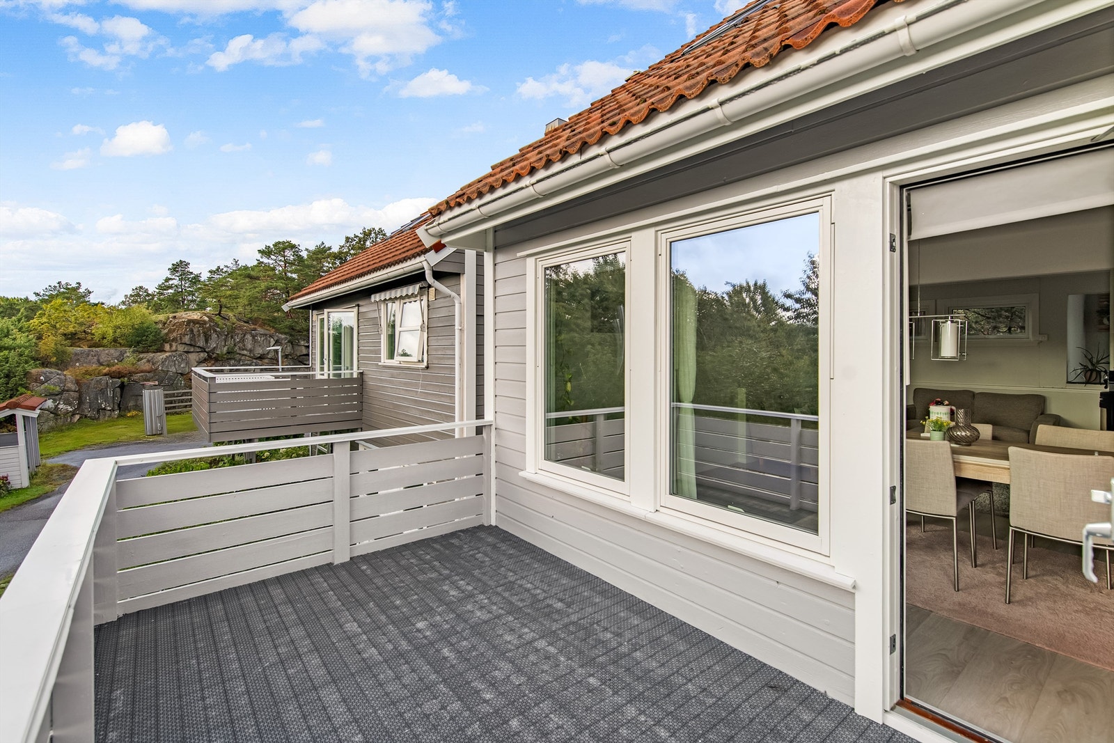 Romslig balkong ut fra stue Galleribilde