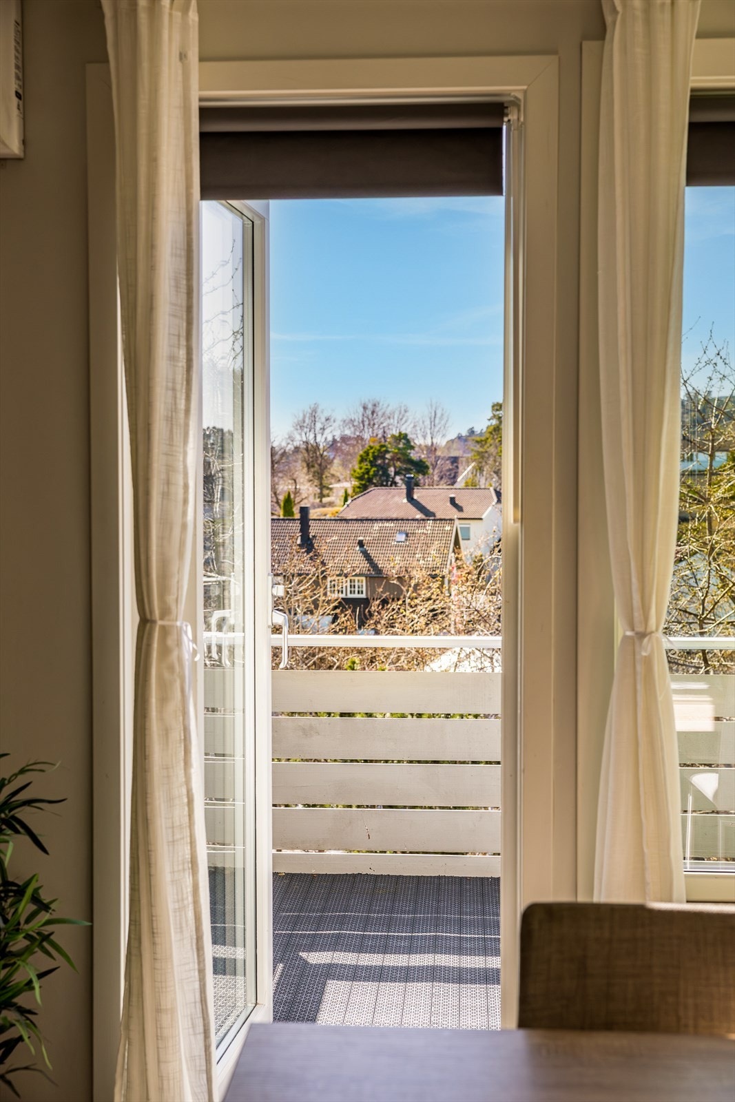 Utgang til stor balkong fra stue. Galleribilde