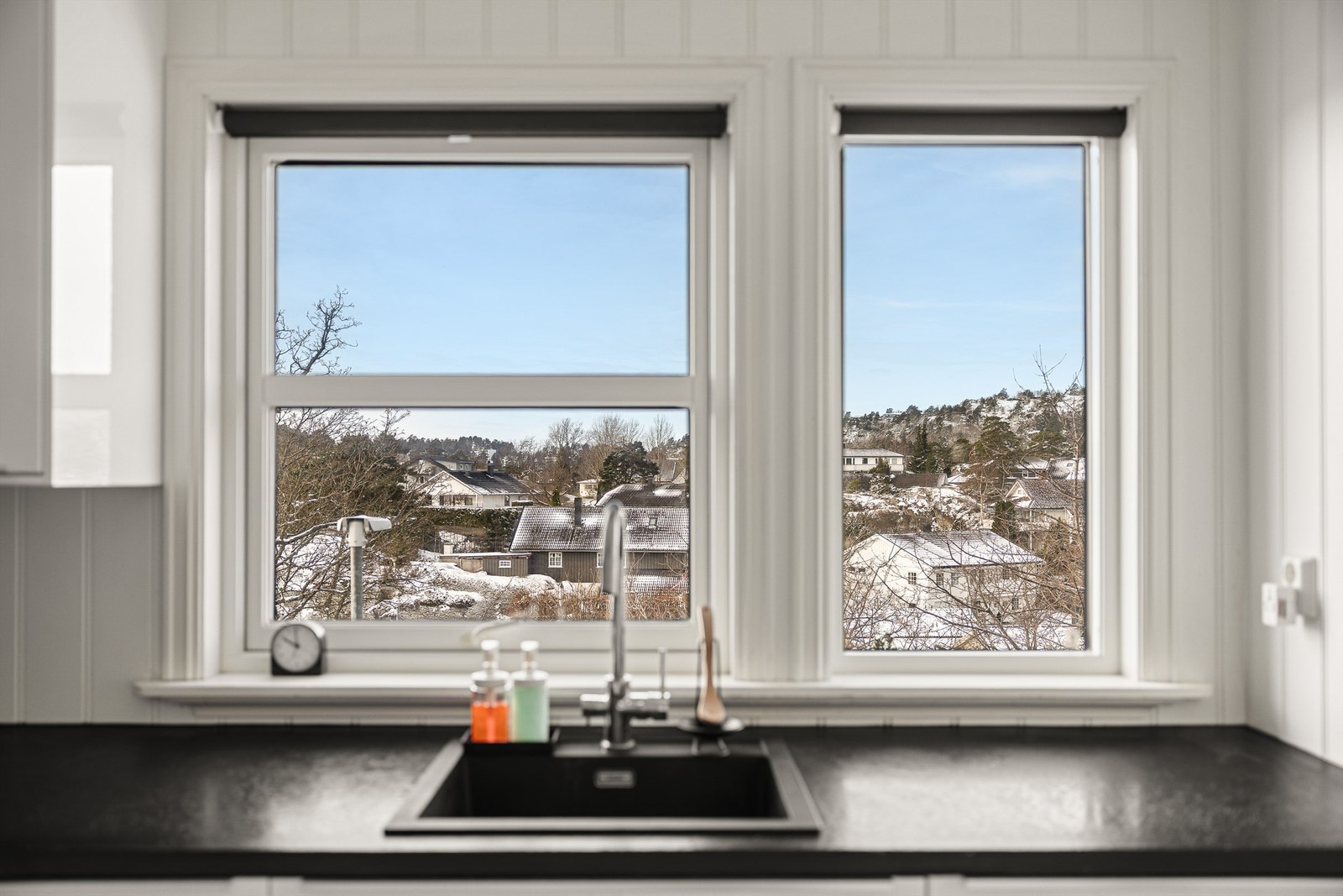 Store vinduer med hyggelig utsikt fra kjøkkenbenken Galleribilde