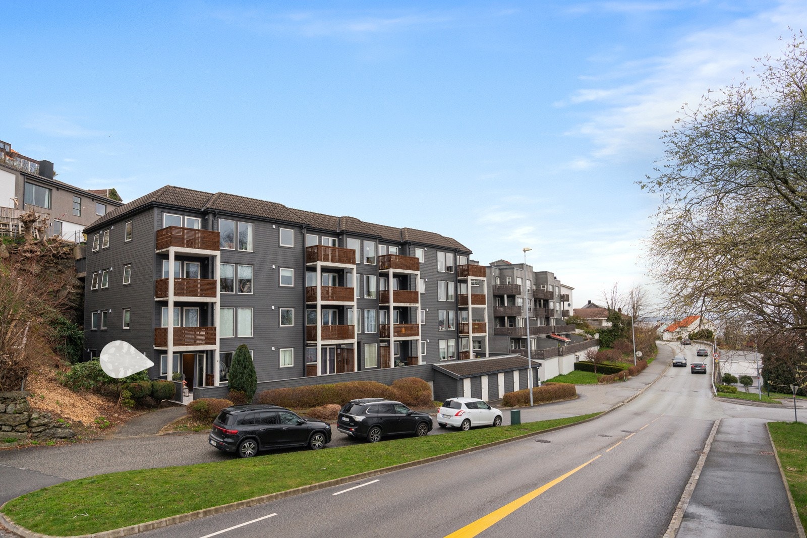 Dusavikveien 66 har en flott beliggenhet på Kalhammaren. Herfra er det gangavstand til bl.a. dagligvarebutikk, Handelshøyskolen BI m.m Galleribilde