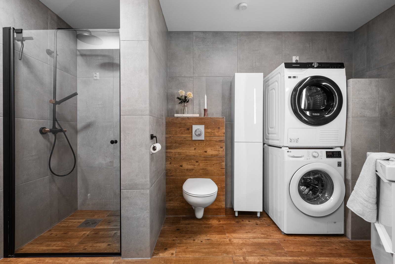 Pent flislagt bad med varmekabler og dusjhjørne. Galleribilde