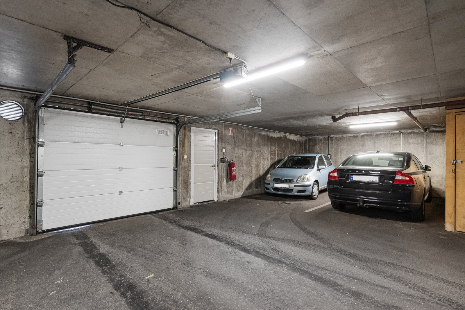 Tilhørende parkeringsplass i lukket garasjeanlegg. Galleribilde