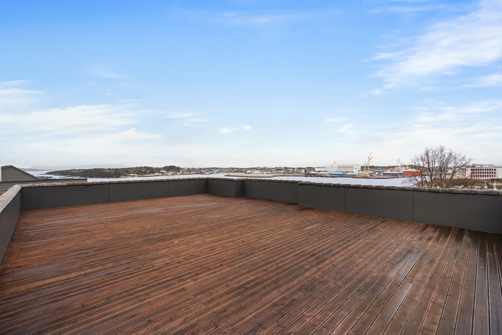 Felles solrik takrettasse med nydelig utsikt over nærområdet. Galleribilde