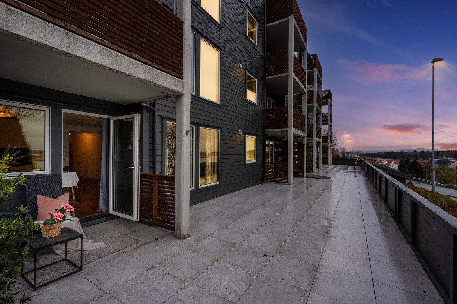 Solrik uteplass med flott utsyn mot sjøen og nærområdet. Galleribilde